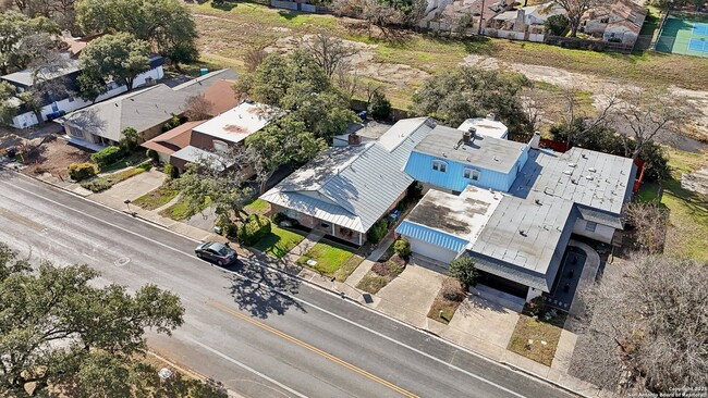 Building Photo - WHISPERING OAKS GARDEN HOME