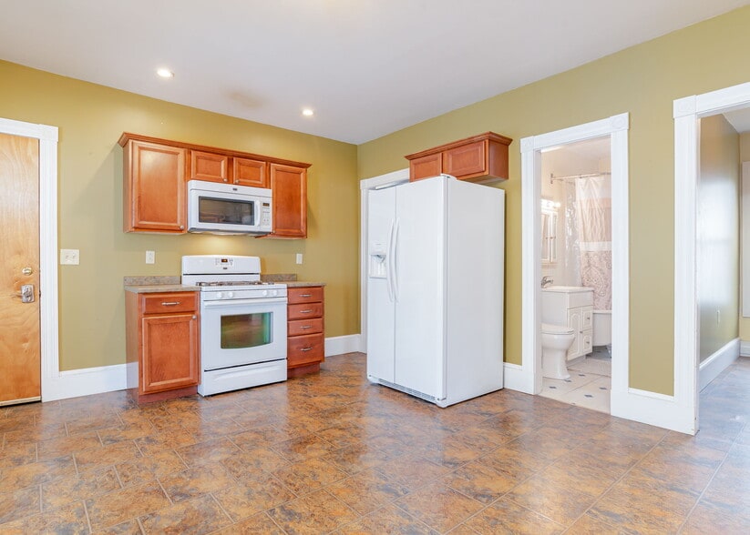 Building Photo - 18 College St