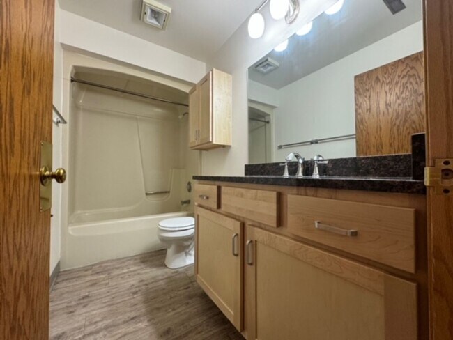 Building Photo - 408