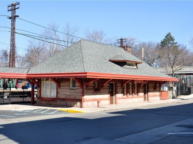 Building Photo - 1 S Astor St