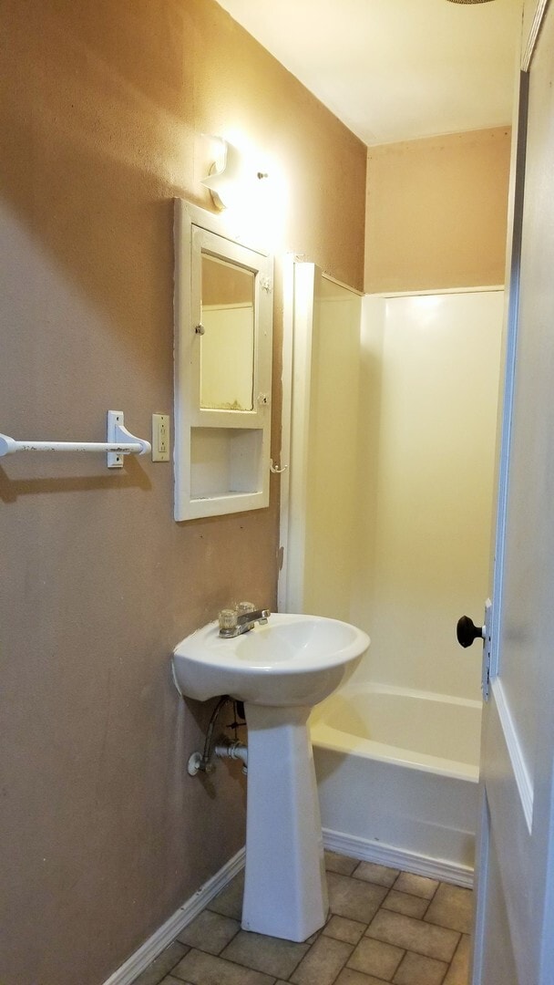 Building Photo - Cute Bungalow with a screened in front porch