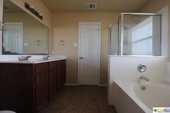 Building Photo - 304 W Gemini Ln