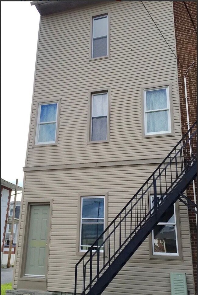 Building Photo - 4 bedroom House- Move in Ready