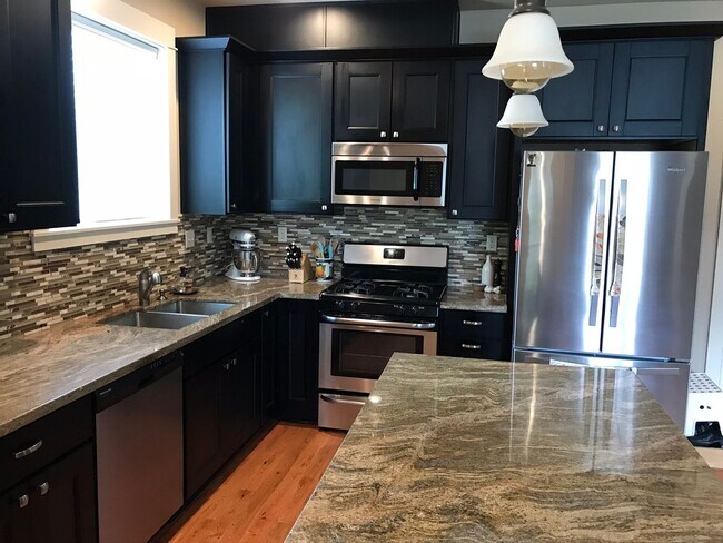 Building Photo - 4bed/3ba Old Portland style Home Nestled i...