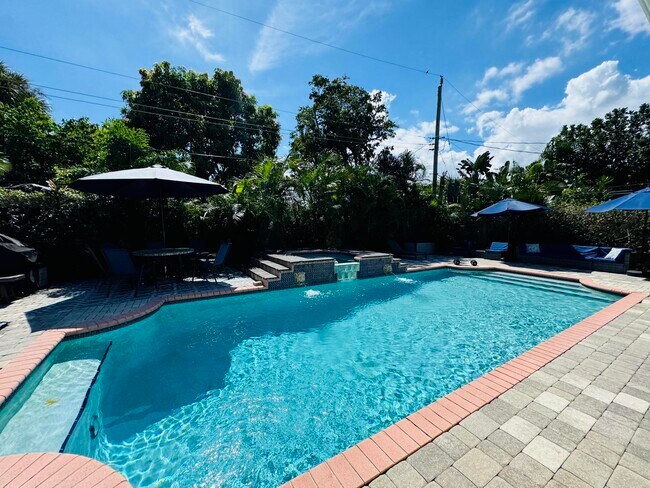 Building Photo - 1728 NE 40th St