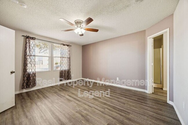 Building Photo - 2900 Sheridan Ln