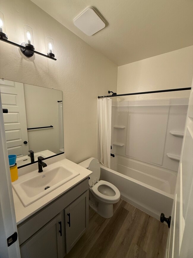 Building Photo - 402 Broadstone Ct