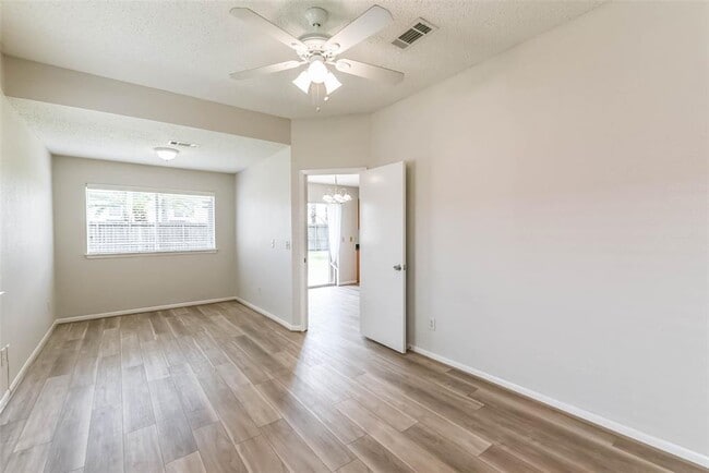 Building Photo - 9622 Oldenburg Ln