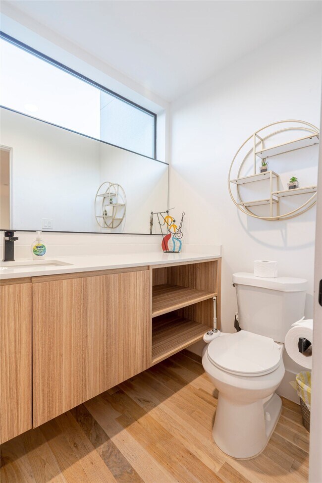 Building Photo - 709 Memorial Heights Dr