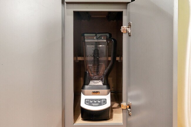 Building Photo - 221 Vine St