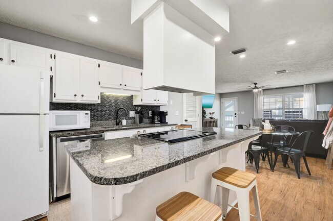 Building Photo - 17642 Front Beach Rd