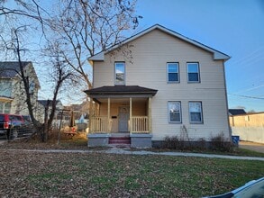 Building Photo - 3 bedroom/2 bath home