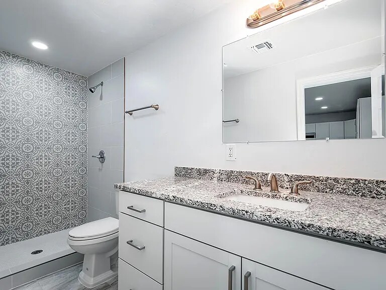 Building Photo - 1017 E West Cir Dr