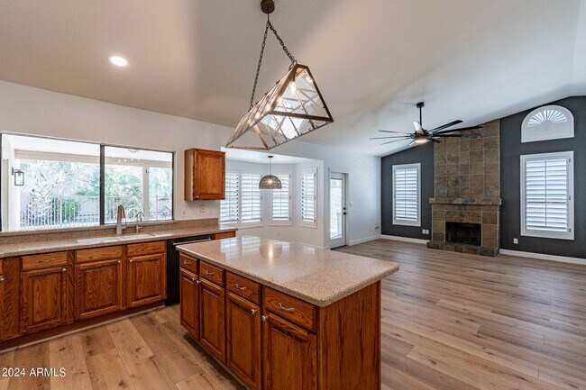 Building Photo - 1449 W Antiqua Dr