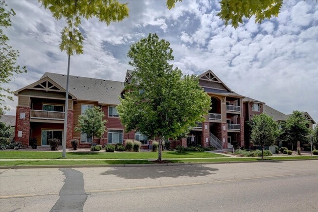 Building Photo - 2nd Floor, 2 bed, 2bath, Community Pool!