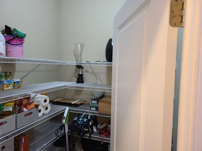 Building Photo - Beautiful unfurnished 3 bedroom, 2.5 bath ...