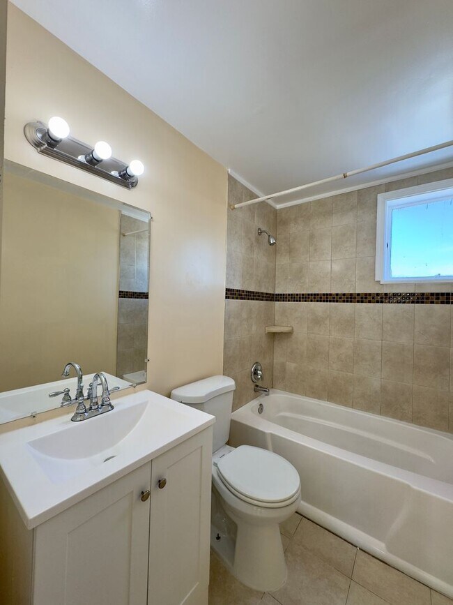 Building Photo - Charming 3 Bedroom/2 Bathroom Townhome in Violetville MD!