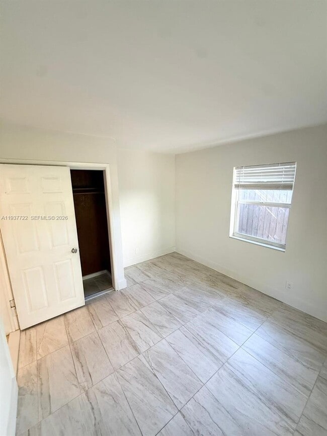 Building Photo - 1055 NE 34th Ct