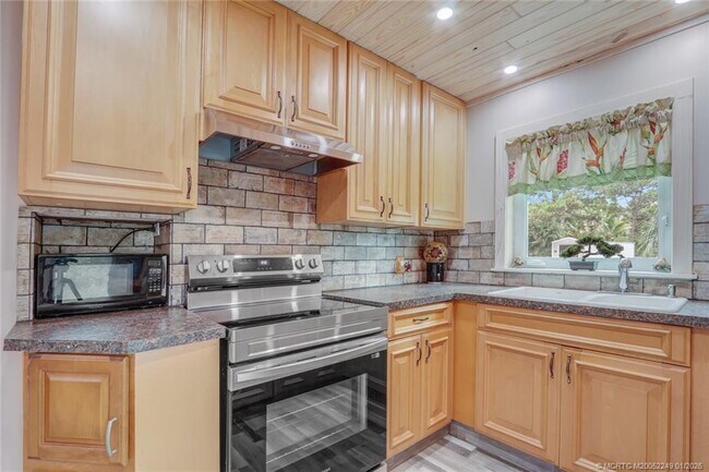 Building Photo - 64 NE Acacia Trail