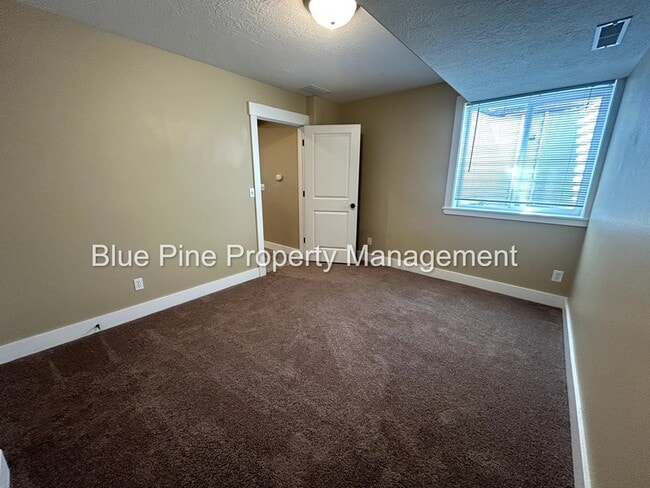 Building Photo - 690 Carriagegate Ln