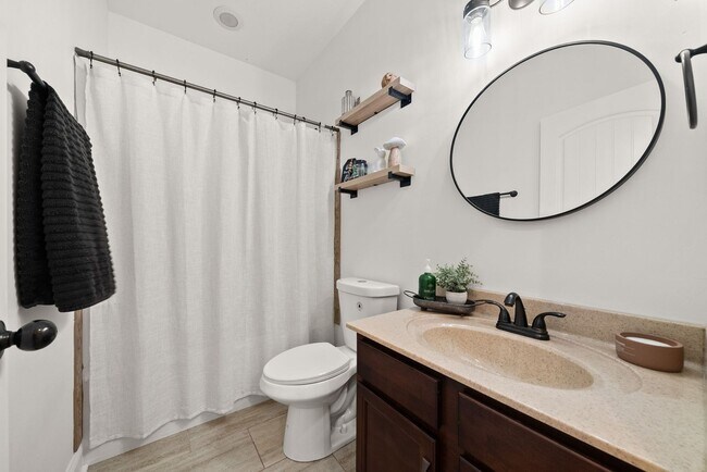 Building Photo - Pet Friendly Four Bedroom with Bonus!