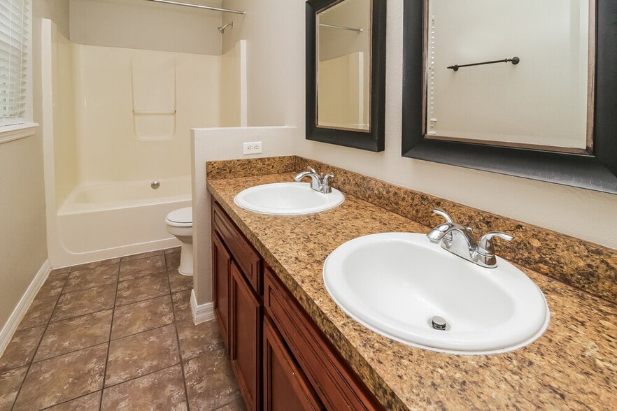 Building Photo - 12848 Parkbury Dr