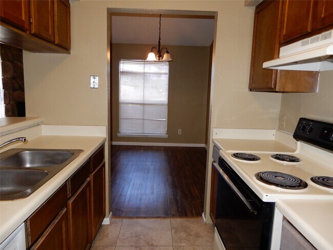 Building Photo - 17401 Red Oak Dr