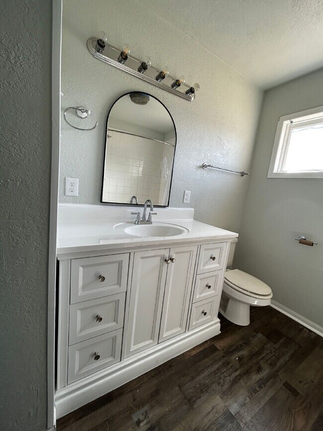 Building Photo - Cute, nicely remodeled 2 Bedroom 1 Bathroom