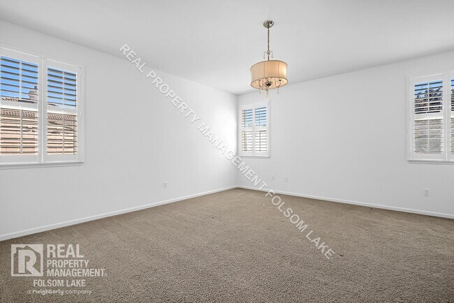 Building Photo - Spacious 4 bedroom 3 bath home in Anatolia