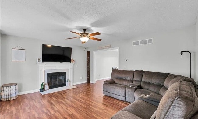 Building Photo - **For Keys in Hand ASAP - Inquire Within for Details**