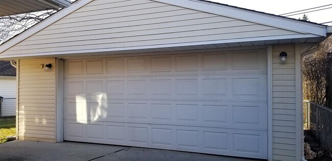 Building Photo - 2960 Anna Ct