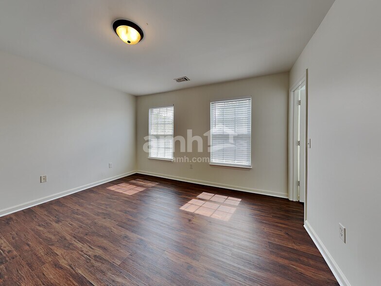 Building Photo - 127 Mercer Dr