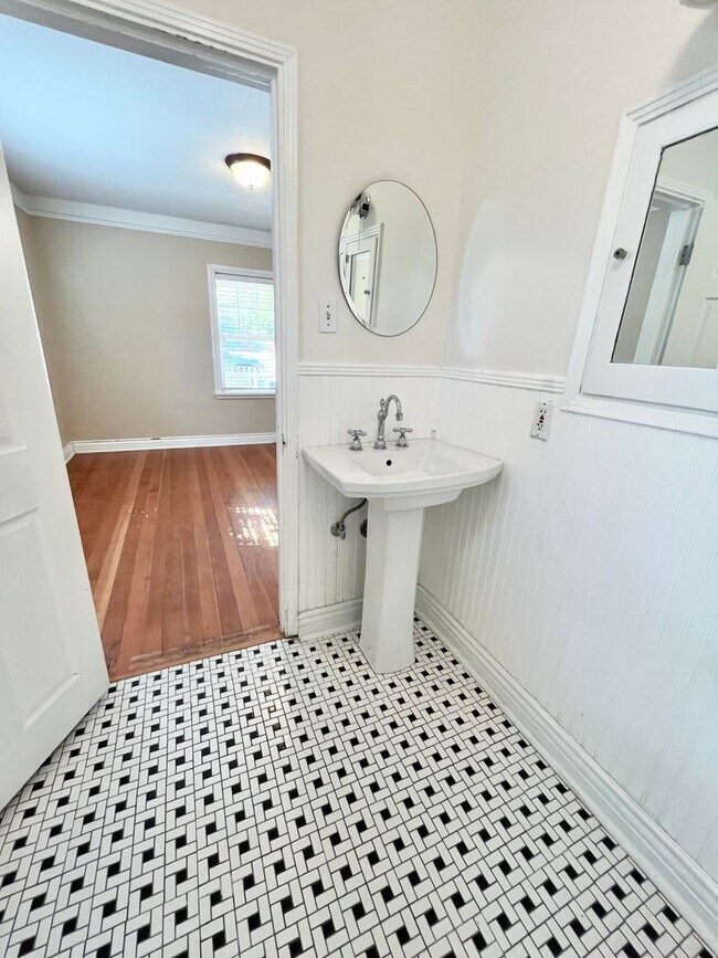 Building Photo - MOVE IN READY!! 2 BEDROOM 1 BATH W/OFFICES