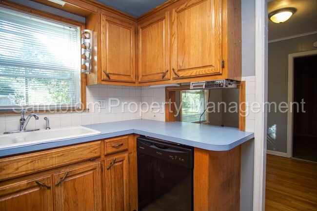 Building Photo - FOR LEASE | Mid-town Tulsa | 2 bed, 1 bath...
