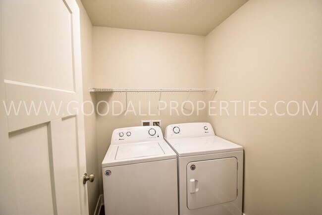 Building Photo - Modern Style Ranch, 3 bedroom 2.5 bath hom...