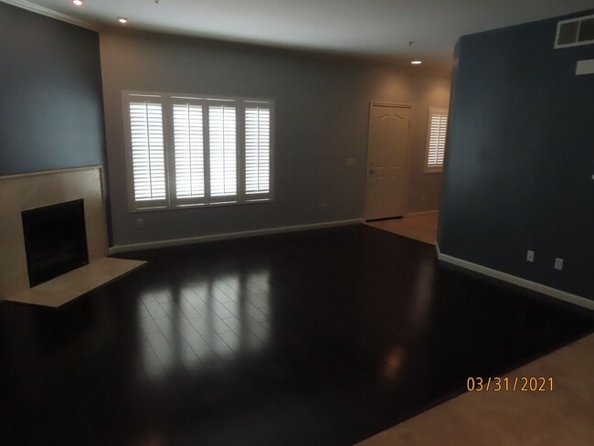 Building Photo - Two Bedroom 2.5 bath Townhome in South Par...