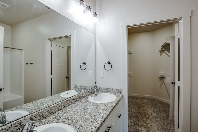 Building Photo - Beautiful Townhome in Viridian!