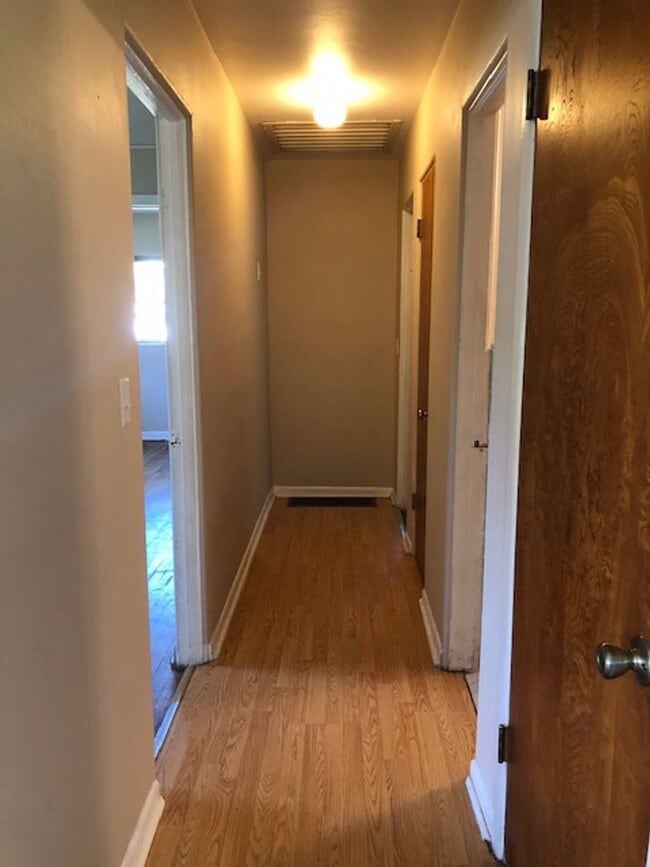 Building Photo - 4 Bed 1 Bath Home | Pet Friendly | Washer ...