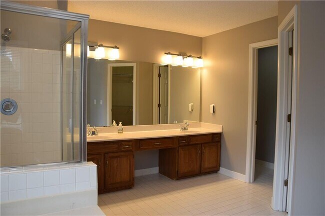 Building Photo - 490 Sherman Oaks Way