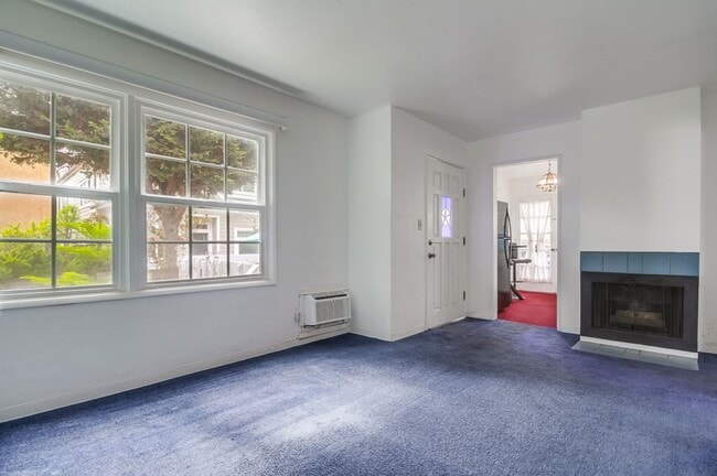 Building Photo - Price drop! Cozy Home Between Mission Beac...