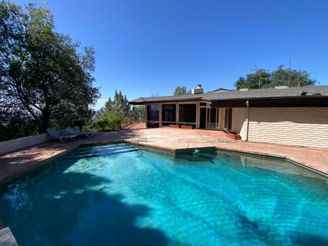 Building Photo - Beautiful 4 Bed / 4 Bath Home with Private Pool in Prestigious La Cañada