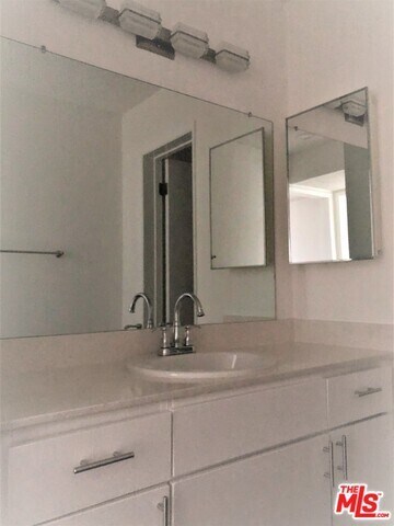 Building Photo - 269 S Lafayette Park Pl