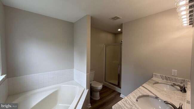 Building Photo - 10100 Bellevue Ct