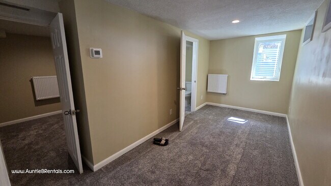 Building Photo - Quiet Studio Apartment - Check out the VIDEO TOUR