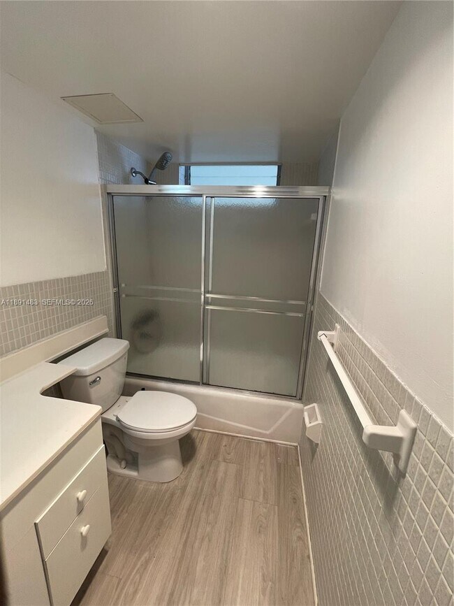 Building Photo - 2910 Point E Dr