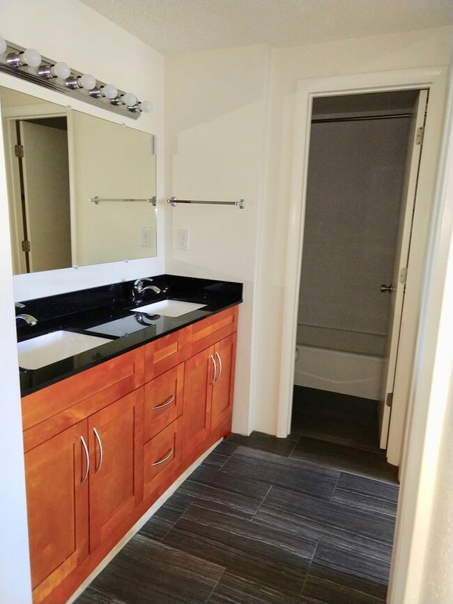 Building Photo - Updated 3 Bedroom Condo in the Wimbledon N...