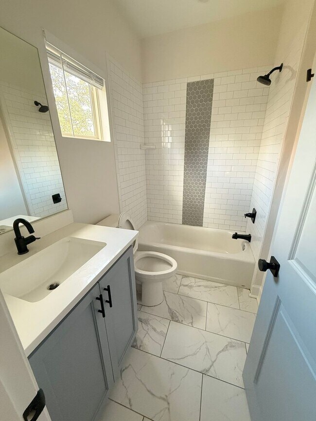 Building Photo - 1325 N Bronough St