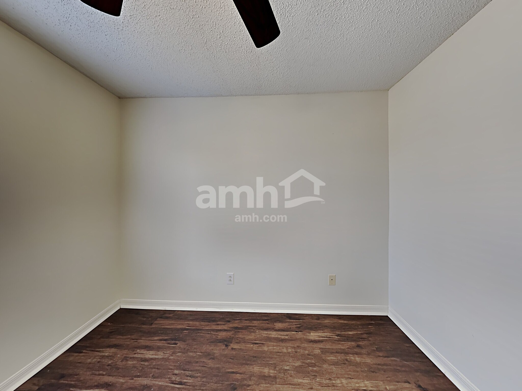 Building Photo - 581 NW Goldcoast Ave