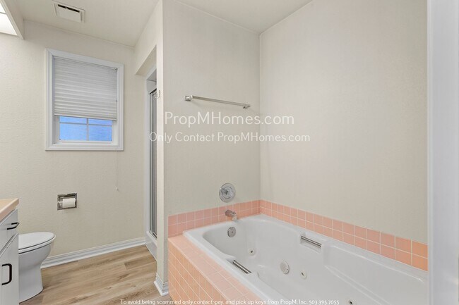 Building Photo - Lake Oswego Two Bedroom Home - New Updated Kitchen Coming Soon!