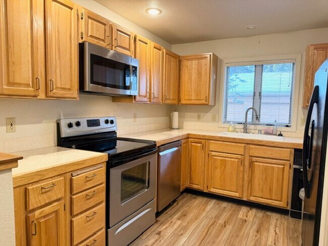 Building Photo - One-level living with garage close to Incline beaches